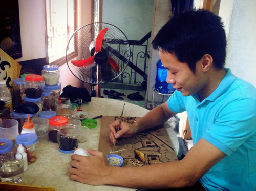Chàng trai trẻ đam mê tranh gạo ảnh 1